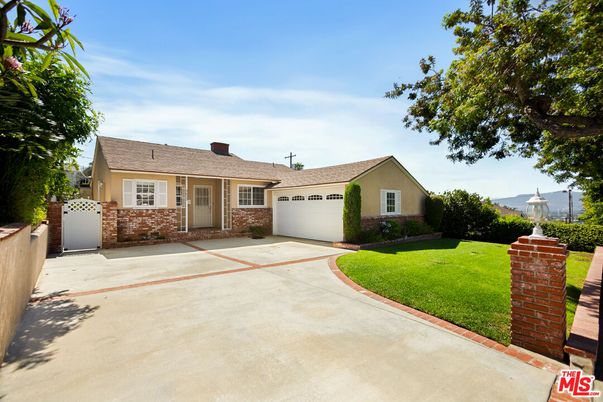 Attached, Backyard, Exterior, Facade, Brick Facade, Ranch