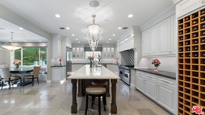 Chandelier, Dining room, Interior, Kitchen, Pendant Lights, Recessed Lighting, Stainless Steel Appliances
