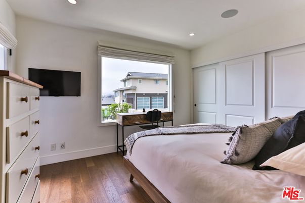 Bedroom, Interior, Recessed Lighting, Water, Wood Texture Flooring