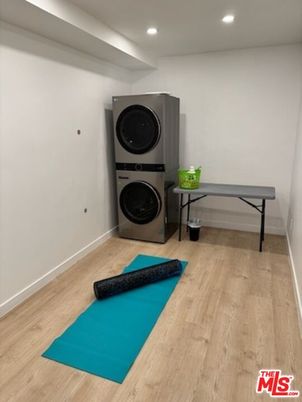 Interior, Recessed Lighting, Washer, Wood Texture Flooring