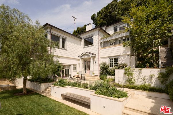 Exterior, Facade, Farmhouse