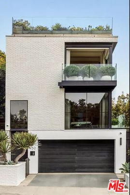 Attached, Exterior, Facade, Brick Facade, Modern