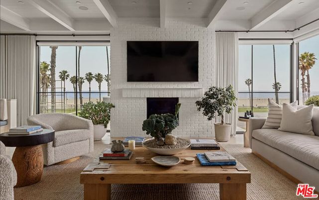 Interior, Living room, Recessed Lighting, Stone Walls, Water