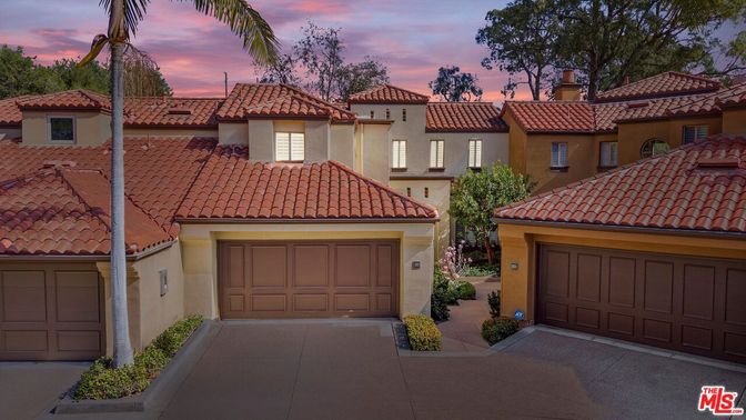Attached, Exterior, Facade, Mediterranean