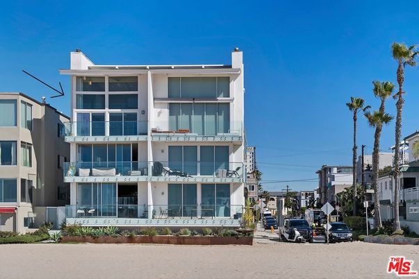 Exterior, Facade, Modern