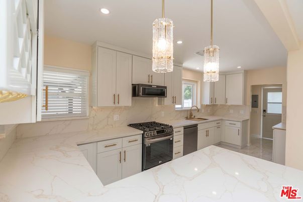 Chandelier, Interior, Kitchen, Marble, Marble Walls, Pendant Lights, Recessed Lighting, Stainless Steel Appliances