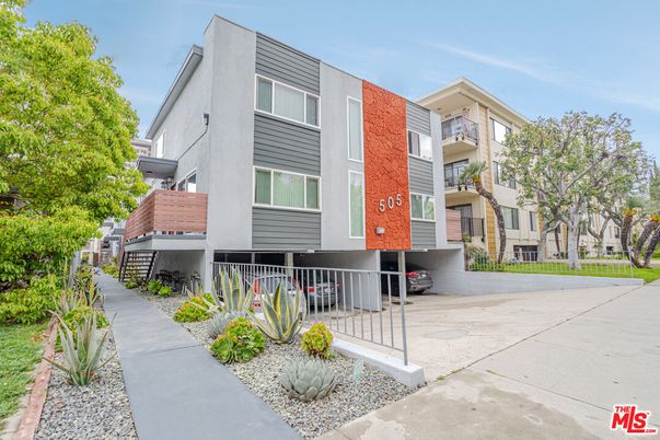 Exterior, Facade, Modern