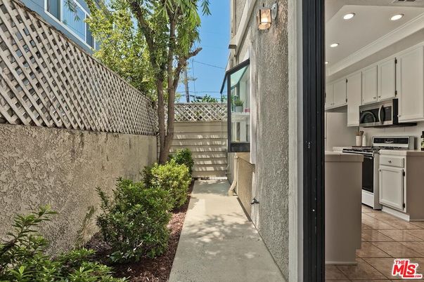 Exterior, Kitchen, Stainless Steel Appliances