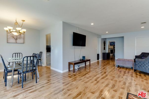 Chandelier, Dining room, Interior, Recessed Lighting, Wood Texture Flooring