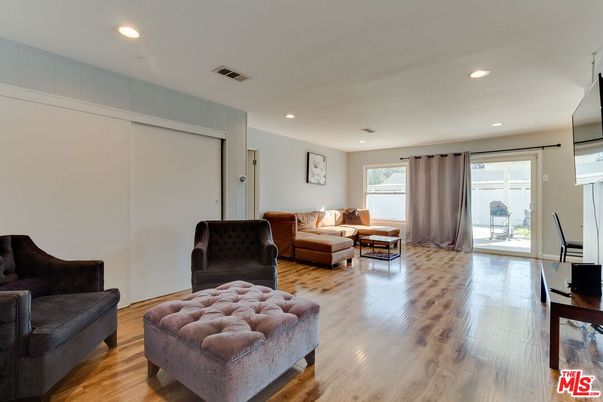 Interior, Living room, Recessed Lighting, Wood Texture Flooring