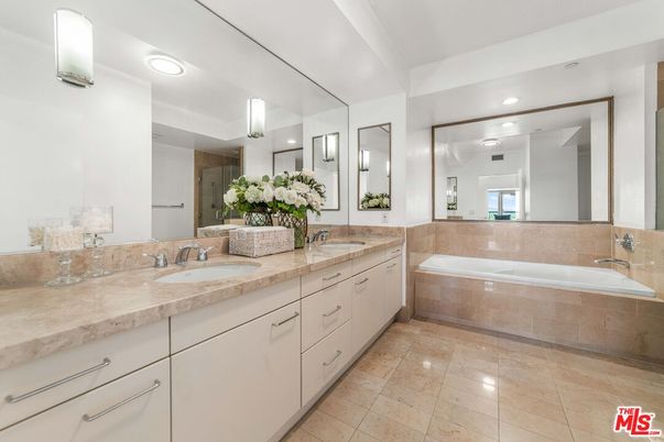 Bathroom, Dual Sink Vanities, Interior, Recessed Lighting
