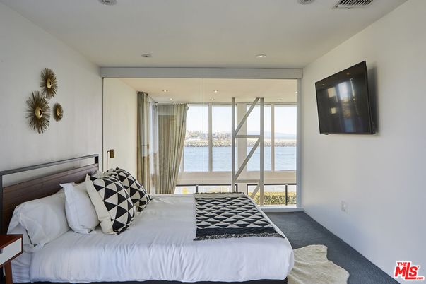 Bedroom, Interior, Recessed Lighting, Water
