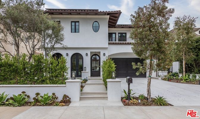 Attached, Exterior, Facade, Mediterranean