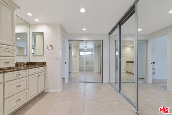 Bathroom, Interior, Recessed Lighting