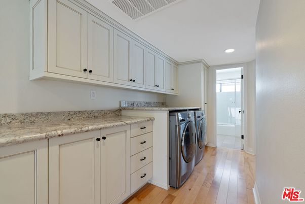 Interior, Recessed Lighting, Washer, Wood Texture Flooring