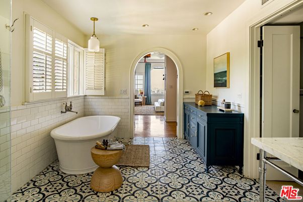 Bathroom, Interior, Pendant Lights, Recessed Lighting, Wood Texture Flooring