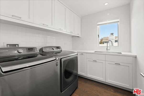 Interior, Recessed Lighting, Washer, Wood Texture Flooring