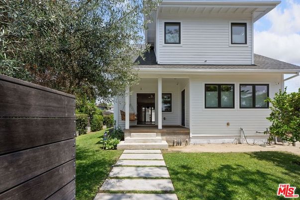 Exterior, Facade, American Foursquare