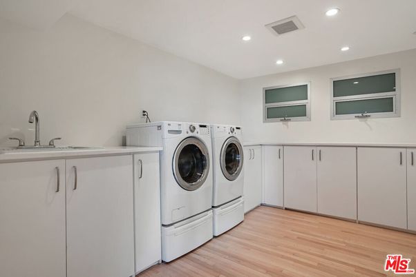 Interior, Recessed Lighting, Washer, Wood Texture Flooring