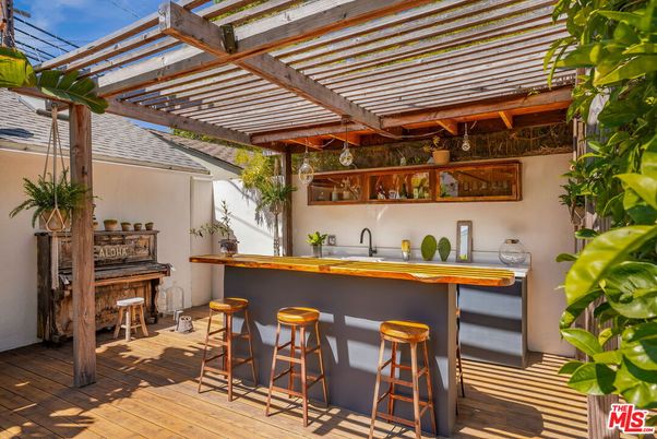 Exterior, Piano, Wood Texture Flooring