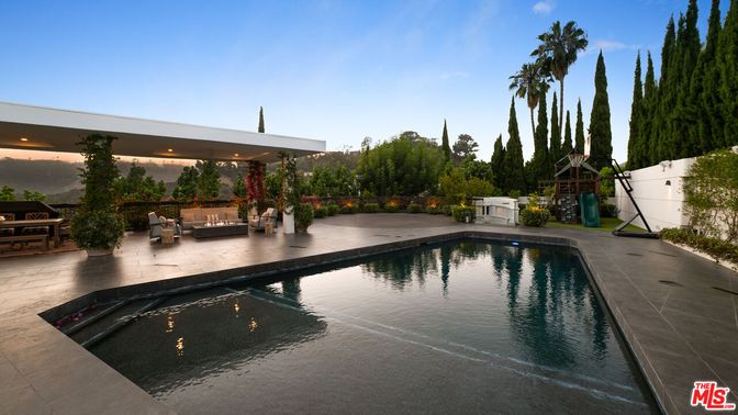 Exterior, Playground, Pool