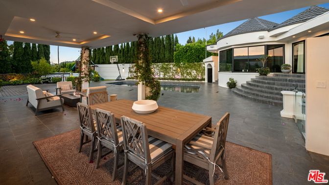 Exterior, Pool, Recessed Lighting