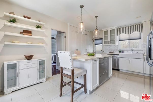 Dining room, Interior, Kitchen, Pendant Lights, Stainless Steel Appliances