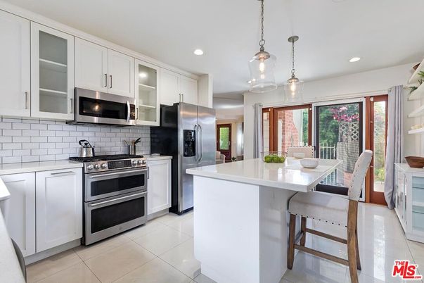 Dining room, Interior, Kitchen, Pendant Lights, Recessed Lighting, Stainless Steel Appliances