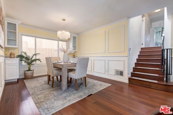 Chandelier, Dining room, Interior, Recessed Lighting, Wood Texture Flooring