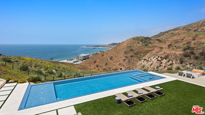 Exterior, Pool, Water