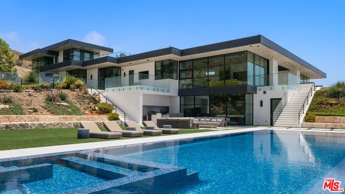Exterior, Facade, Pool, Modern