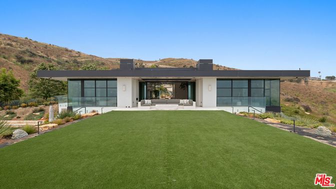 Backyard, Exterior, Facade, Modern