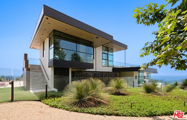 Backyard, Exterior, Facade, Water, Modern