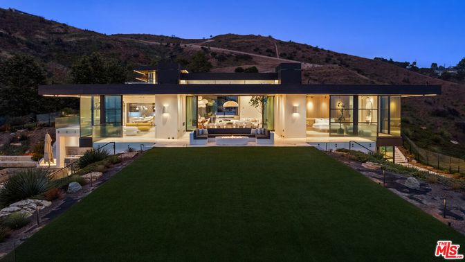 Backyard, Exterior, Facade, Modern
