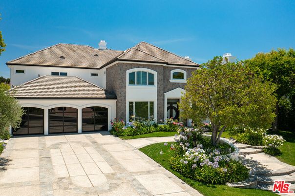Attached, Exterior, Facade, Mediterranean