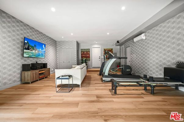 Fitness Equipment, Interior, Recessed Lighting, Wood Texture Flooring