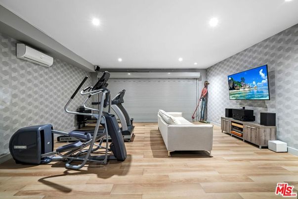 Fitness Equipment, Interior, Recessed Lighting, Wood Texture Flooring