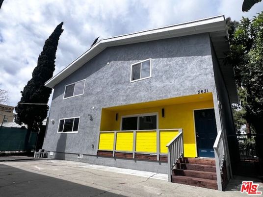 Exterior, Facade, Modern