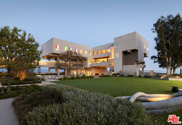 Backyard, Exterior, Facade, Modern