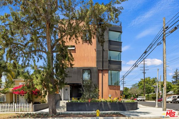 Exterior, Facade, Modern