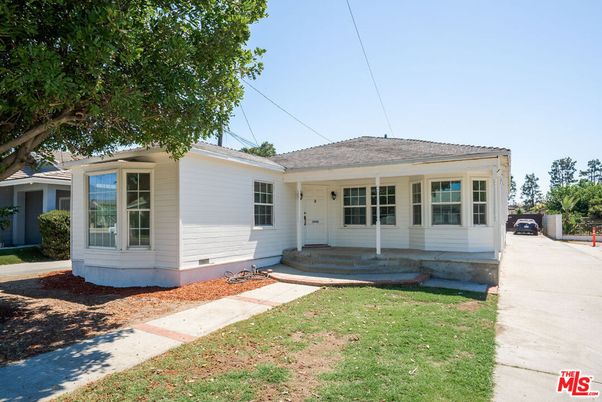 Exterior, Facade, Ranch