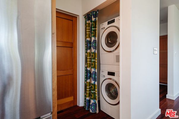 Interior, Utility Closets, Washer, Wood Texture Flooring