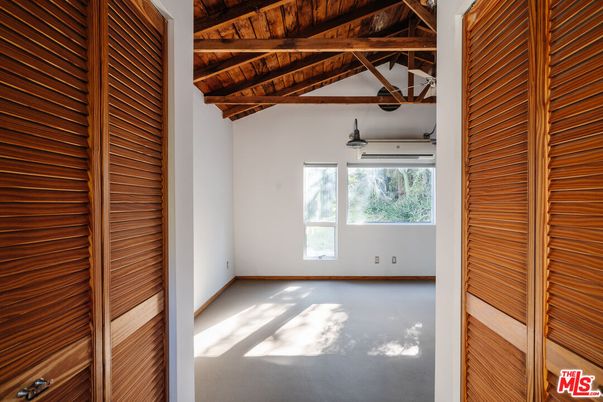 Empty room, Interior, Wooden Beams