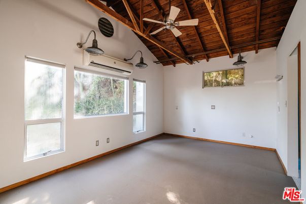 Empty room, Interior, Wooden Beams, Wooden Ceilings