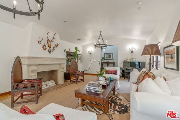 Fireplace, Interior, Living room, Piano, Recessed Lighting
