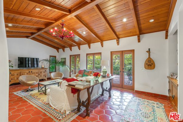 Chandelier, Interior, Living room, Recessed Lighting, Wooden Beams, Wooden Ceilings