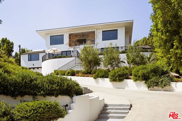 Exterior, Facade, Modern