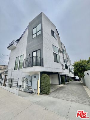 Exterior, Facade, Modern