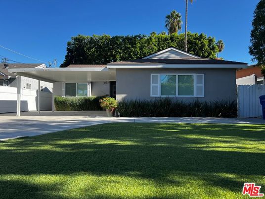 Backyard, Exterior, Facade, Ranch
