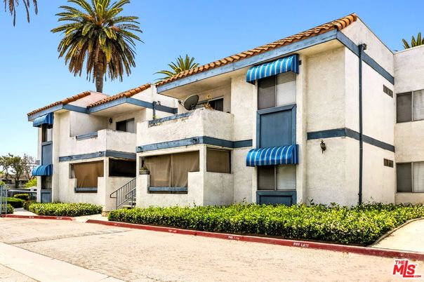 Exterior, Facade, Mediterranean